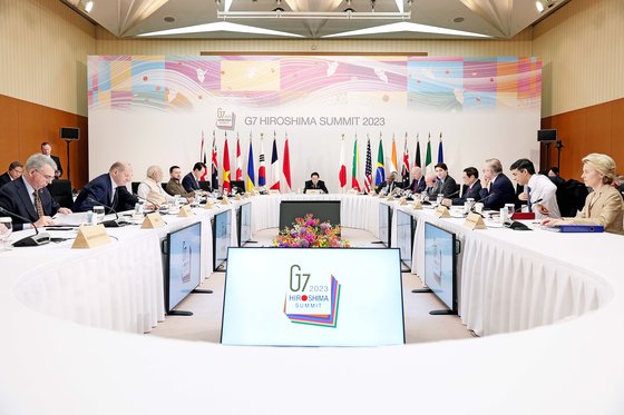 주요 7개국(G7) 정상회의 참석차 일본을 방문 중인 윤석열 대통령이 지난해 5월 21일 히로시마 그랜드 프린스 호텔에서 열린 G7 정상회의 확대세션에 참석해 자리하고 있다. 윤 대통령 왼쪽은 볼로디미르 젤렌스키 우