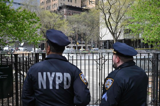 19일 도널드 트럼프 전 미국 대통령 재판이 진행되는 뉴욕 맨해튼 형사법원 건너편에서 분신 사건이 발생해 경찰이 현장을 지키고 있다. AFP=연합뉴스