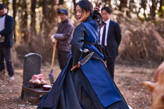 배우 김고은(사진)은 영화 ‘파묘’에서 ‘MZ 무속인’ 화림 역을 맡아 열연을 펼쳤다. [사진 쇼박스]