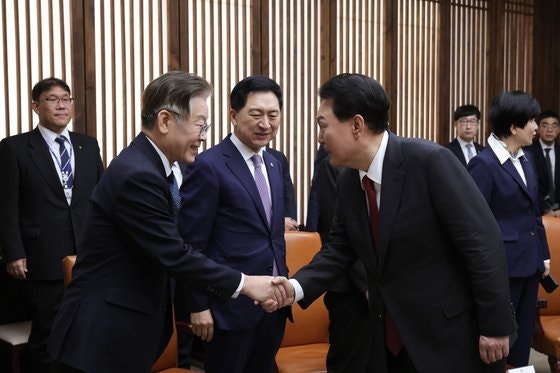 <b>민주</b> "<b>대통령실</b>, <b>영수회담</b> 준비 회동 일방적 취소 유감"