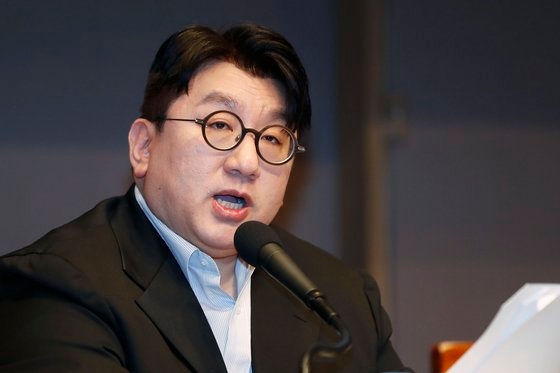 방시혁 하이브 이사회 의장이 지난해 3월 15일 오전 서울 중구 프레스센터에서 열린 관훈포럼에 참석해 K-POP의 미래에 대해 기조연설을 하고 있다. 뉴시스