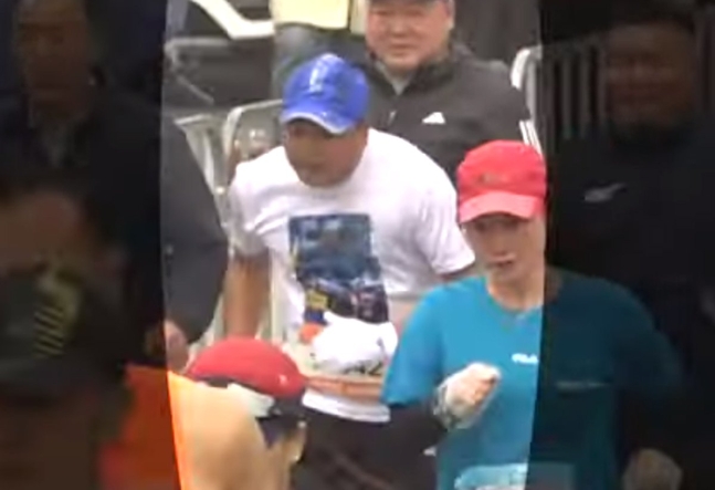 이봉주가 지난 21일 열린 ‘제28회 삼척 황영조 국제마라톤대회’에 참가해 뛰고 있다. 사진 유튜브 캡처