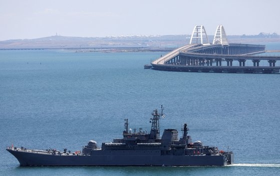 크림대교 근처를 지난 러시아 해군 상륙함의 모습. 로이터=연합뉴스