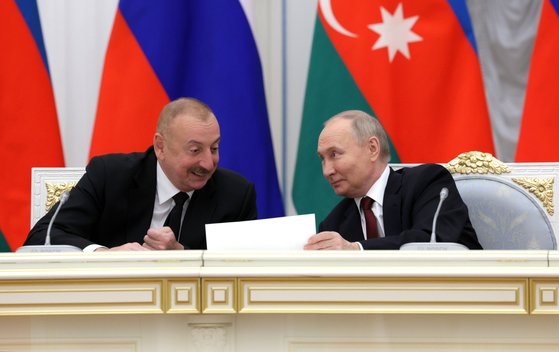 블라디미르 푸틴 러시아 대통령(오른쪽)과 일함 알리예프 아제르바이잔 대통령은 22일 크렘린에서 바이칼-아무르 간선(BAM) 건설 50주년 행사에 참석했다. EPA=연합뉴스