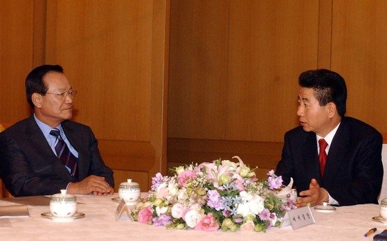 2003년 10월 26일 노무현 대통령(오른쪽)이 청와대에서 최병렬 한나라당 대표와 영수회담을 갖고 있다. 중앙포토