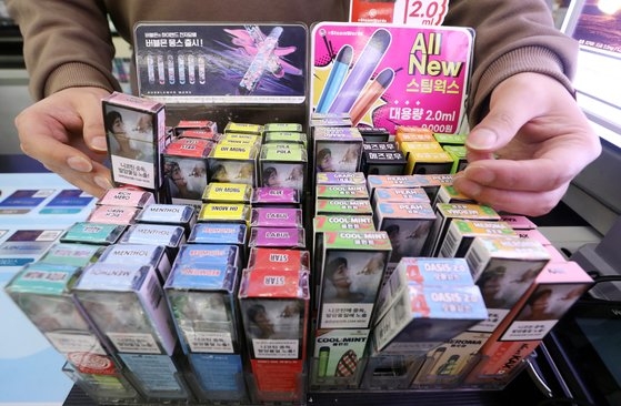 (서울 시내 한 편의점에서 한 직원이 전자담배를 진열하고 있다. 뉴스1