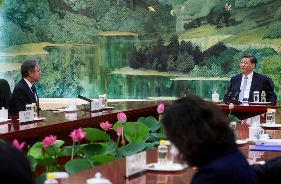 지난해 6월 19일 베이징을 방문한 토니 블링컨(왼쪽) 미 국무장관이 인민대회당에서 시진핑(오른쪽) 중국 국가주석과 회견하고 있다. AP=연합뉴스