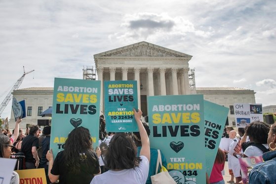 여성 낙태권을 지지하는 단체 소속 시위대가 24일(현지시간) 미국 워싱턴 DC의 연방 대법원 앞에서 ‘낙태는 생명을 구한다’ 등이 적힌 팻말을 들고 시위를 벌이고 있다. AP=연합뉴스