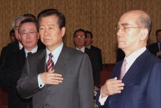 2000년 2월 22일 김대중 대통령이 정부중앙청사에서 열린 국무회의에서 박태준 총리(오른쪽) 등 국무위원들과 국민의례를 하고 있다. 중앙포토