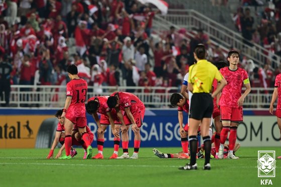 26일(한국시간) 카타르 도하 압둘라 빈 칼리파 스타디움에서 열린 2024 아시아축구연맹(AFC) 23세 이하(U-23) 아시안컵 8강 한국과 인도네시아의 경기에서 승부차기 끝에 인도네시아에 패한 선수들이 낙담하고 