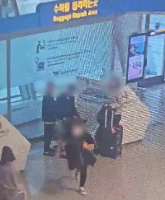 지난 20일 인천국제공항에서 돈 가방을 훔쳐 도주하는 피의자 모습. 사진 인천경찰청
