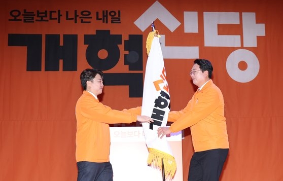 이준석 개혁신당 대표(왼쪽)와 천하람 개혁신당 비례대표 당선인. 뉴스1