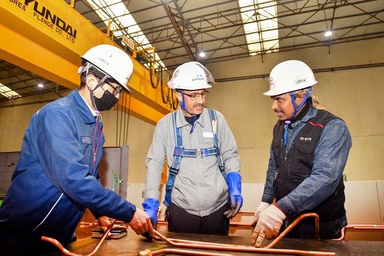 울산 HD현대중공업에서 외국인 노동자와 한국인 노동자가 일하고 있다.