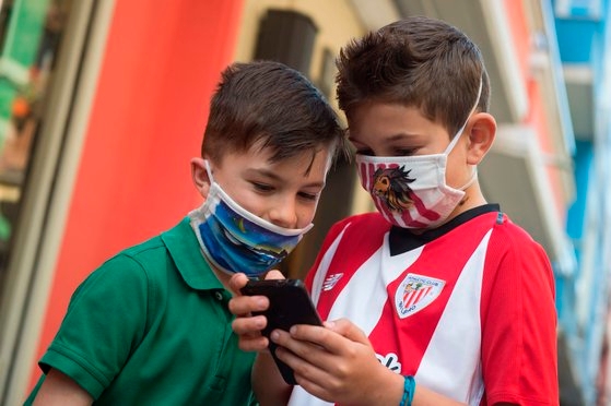프랑스, 영국 정부가 유아, 청소년을 대상으로 스마트폰 영상을 시청하지 못하게 하거나, 판매를 막는 방안을 검토하고 있다. 사진은 스페인 아이들이 스마트폰을 보는 모습. AFP=연합뉴스