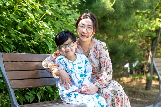 희귀병을 앓는 윤산(10) 군과 엄마 임조화(42)씨가 2일 서울대병원 어린이병원 벤치에서 환하게 웃고 있다. 장진영 기자