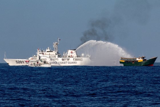 지난 3월 5일 중국 해양경비대 선박이 남중국해에서 필리핀 해경 선박을 향해 물대포를 발사하고 있다. 로이터=연합뉴스