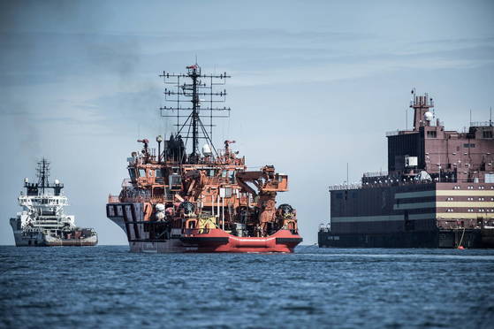 러시아가 만든 세계 최초의 부유식 해상 원자력발전소 ‘아카데믹 로모노소프호’(오른쪽)가 지난 2018년 5월 덴마크 남부 랑엘란섬 앞바다를 지나가고 있다. [EPA]