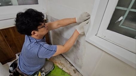 김태성 도배사(45)가 대전 한 구축 주택의 벽면에 벽지를 붙이고 있다. 김민정 기자