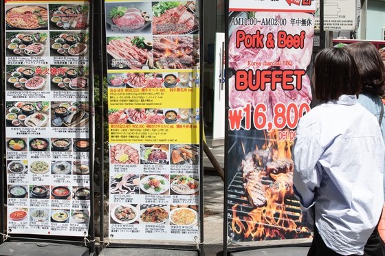 서울시내 한 음식점 앞에 메뉴 안내문이 놓여 있다. 고물가에 외식 품목 가격이 줄줄이 인상되며 5월 가정의 달 외식비 부담이 가중될 것으로 예상된다. 뉴스1