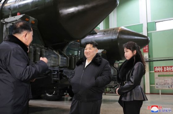 올 1월 5일 김정은 북한 국무위원장이 대륙간탄도미사일(ICBM) 발사대 생산 공장을 둘러보며 현지 지도했다고 조선중앙통신이 보도했다. 연합뉴스