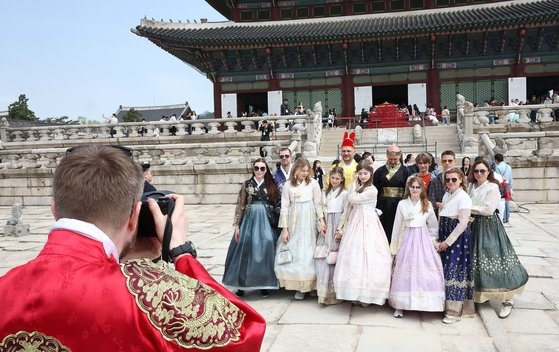 지난 1일 서울 경복궁에서 외국인 관광객들이 한복을 입고 기념촬영을 하고 있다. 연합뉴스