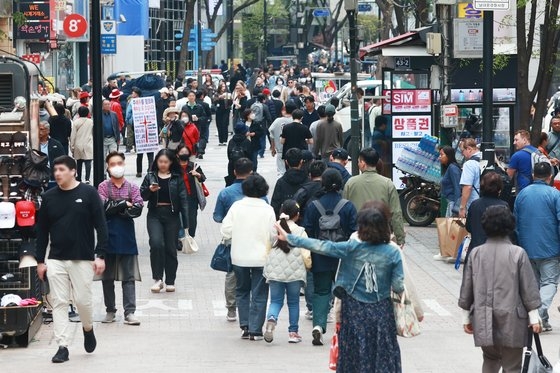 지난달 10일 서울 중구 명동 거리를 찾은 시민 및 관광객들이 발걸음을 옮기고 있다. 연합뉴스