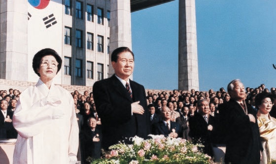 1998년 2월 25일 15대 대통령 취임식에서 김대중 당시 새정치국민회의 총재가 이희호 여사와 함께 국기에 대한 경례를 하고 있다. 사진 대통령기록관