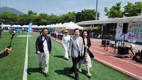 지난 4일 이재명 더불어민주당 대표와 배우자 김혜경씨가 인천 계양구 경인교대에서 열린 어린이날 행사에 참석한 모습. 사진 유튜브 캡처