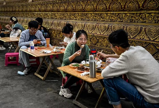 중국의 젊은 세대들이 식당에 앉아 저렴한 가격으로 간단한 끼니를 대신하고 있다. 중국 인구의 20%를 차지하고 있는 중국의 Z세대(1995년~2009년 출생)는 심각한 실업난과 자국 경제에 대한 의구심을 드러내며 '