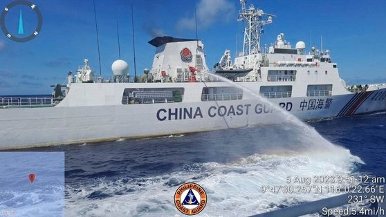 지난해 8월 남중국해에서 중국 해양경비대 선박이 필리핀 해양경비대 선박을 향해 물대포를 발I사하고 있다. 필리핀 해안 경비대가 공개한 사진이다. AP=연합뉴스
