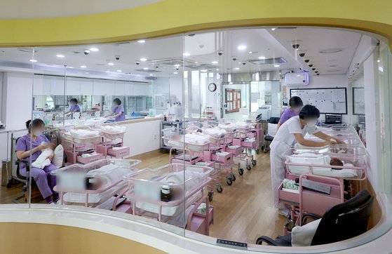 지난 2월28일 서울의 한 산후조리원 신생아실에서 간호사 등 관계자들이 신생아들을 돌보고 있다. 연합뉴스