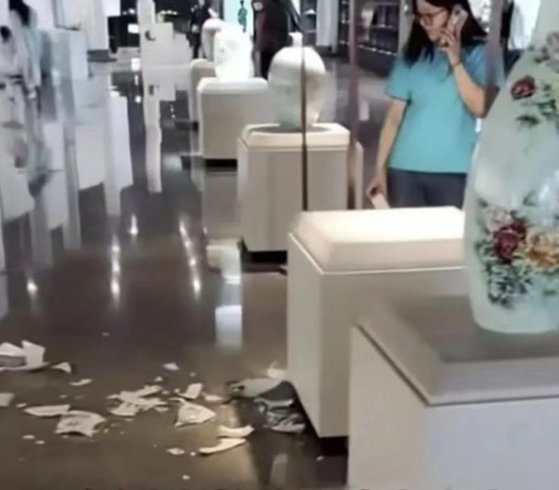 지난 2일 중국 산둥성의 한 박물관에서 어린아이가 고가의 도자기 꽃병을 깨트렸으나 박물관 측이 배상금을 물지 않은 사건이 알려지면서 온라인에서 갑론을박이 벌어졌다. 사진 광명망 캡처