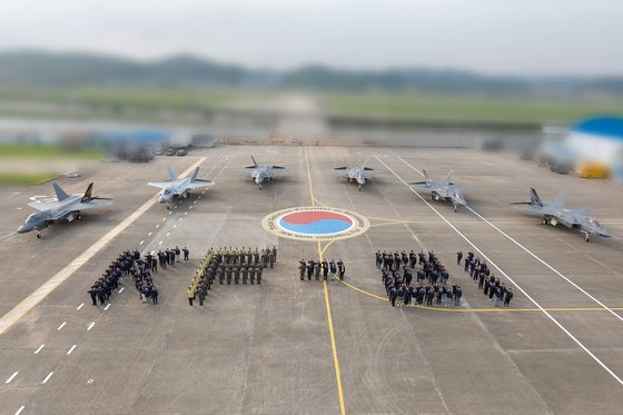 방위사업청이 지난해 6월 28일 국산 초음속 전투기 KF-21(보라매)의 마지막 시제기인 6호기가 경남 사천 제3훈련비행단에서 오후 3시 49분 이륙해 33분 동안 비행에 성공했다고 밝혔다. 사진은 KF-21 시제 
