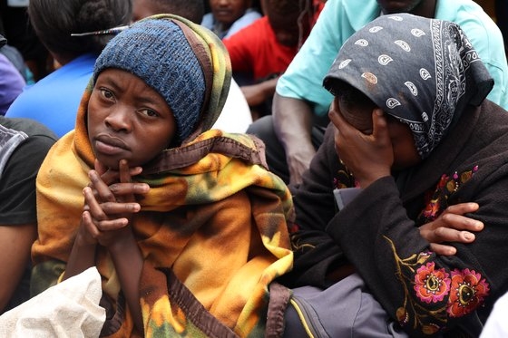 케냐에서 홍수로 이재민이 된 주민들이 한 초등학교에서 구호물자를 기다리고 있다.신화통신=연합뉴스