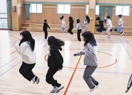 부산의 한 초등학교 실내 체육관에서 줄넘기를 하는 학생들. 사진은 기사 내용과 관련 없음. 연합뉴스