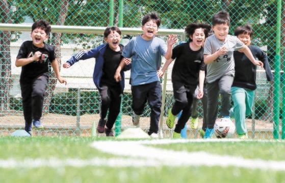 대전의 한 초등학교에서 학생들이 축구를 하는 모습. 사진은 기사 내용과 관련 없음. 뉴스1