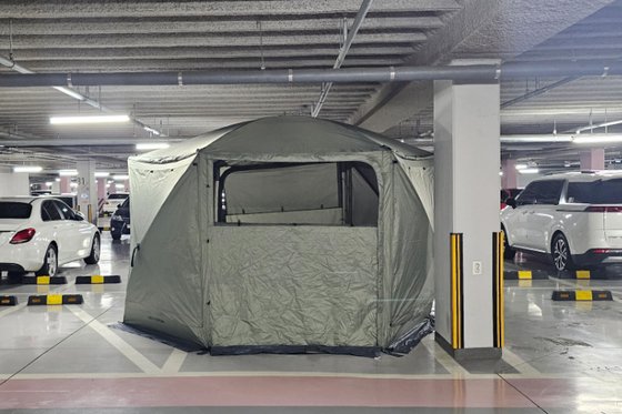 아파트 지하주차장에 설치되어있는 대형 텐트. 사진 온라인 커뮤니티