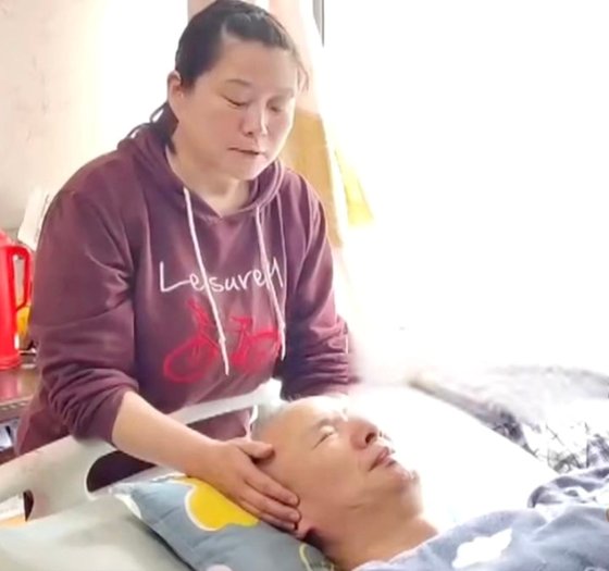 심장마비로 의식을 잃어 10년 동안 식물인간으로 지낸 중국인 남성이 아내의 헌신적인 간호 덕분에 기적적으로 깨어난 사연이 전해졌다. 사진 홍콩 사우스차이나모닝포스트(SCMP) 캡처