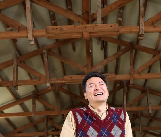 지난달 24일 제주 남원의 옛 한라봉 창고에서 김창옥 강사를 만났다. 그는 꽤 넓은 이 공간을 아무 것도 안 하는 곳으로 쓰려 한다고 했다. 서귀포=강정현 기자