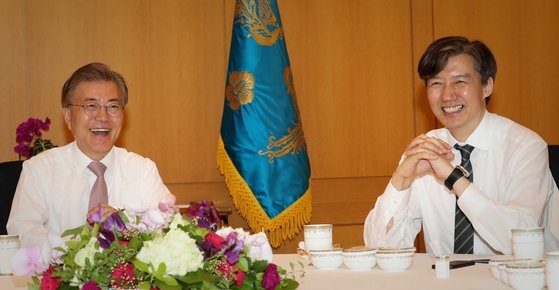 2017년 5월 11일 문재인 대통령과 조국 민정수석이 오찬을 함께하는 모습. 청와대사진기자단