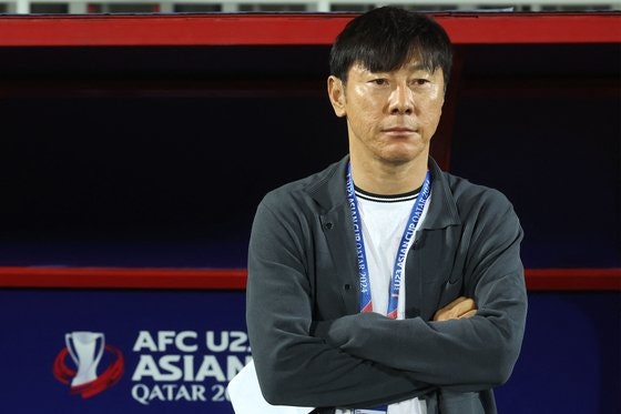 '극대노' 신태용 퇴장…韓 발목잡은 인니 <b>축구</b>, 파리 못간다