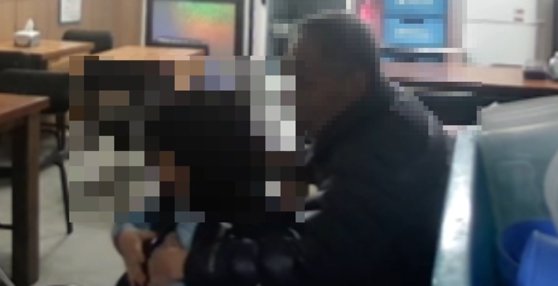 충남 천안의 한 음식점 CCTV에 찍힌 7세 여아 추행하는 80대 남성. 사진 온라인 커뮤니티 보배드림 캡처