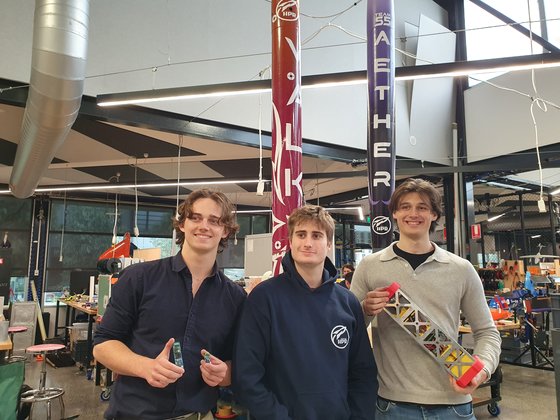 호주 멜버른에 있는 모나쉬대학에서는 학생들이 달탐사 로버, 위성개발 스타트업을 만들고 어엿한 스타트업 대표와 직원이 되어 상주한다. 모나쉬 대학 2학년 제임스 그레이(왼쪽 끝)는 “우주 기업이 학부생으로 구성된 우리