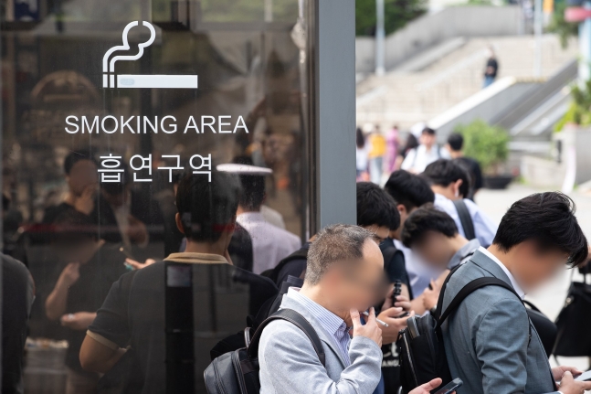  ‘세계 금연의 날’인 지난해 5월 31일 서울시내 한 흡연구역에서 시민들이 흡연을 하고 있다. 5월 31일 ‘세계 금연의 날’은 세계보건기구(WHO)가 1987년 전 세계적으로 흡연 관련 질병 발생 및 사망 위험 