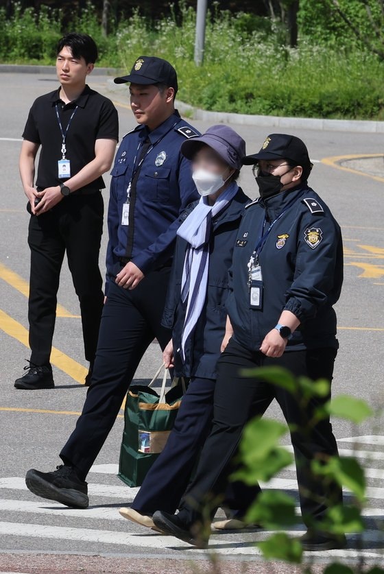 Choi Eun-soon, Yoon Seok-yeol's mother-in-law, who is accused of forging a bank balance certificate, was granted parole at Seoul Dongbu Detention Center in Songpa-gu, Seoul on the 14th. News1