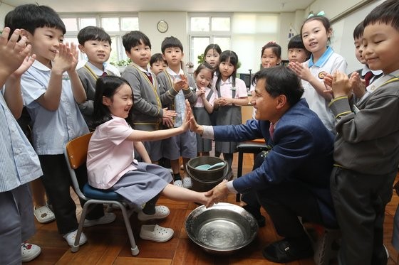 '꽃 대신 제가 왔어요' 옷 위에 스티커…<b>스승의날</b> 이색 감동 선물