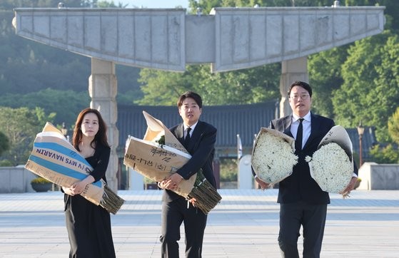 <b>이준석</b>, 영남 국화 1000송이로 5·<b>18 민주묘지</b> 모든 영령 참배