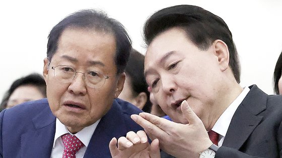 President Yoon Seok-yeol conversing with Mayor Hong Joon-pyo at the 2023 National Movement for Correct Living Movement General Assembly held at Daegu EXCO on November 7th last year. Yonhap News