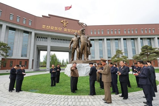 <b>김정은</b>, 완공된 당 <b>중앙간부학교</b> 점검 “만점짜리 교육시설”