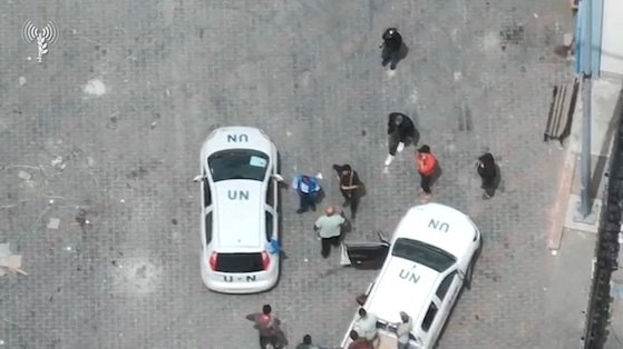 이스라엘 <b>탱크</b>, <b>유엔</b> <b>차량</b> 알고도 쐈다…40대 직원 1명 사망